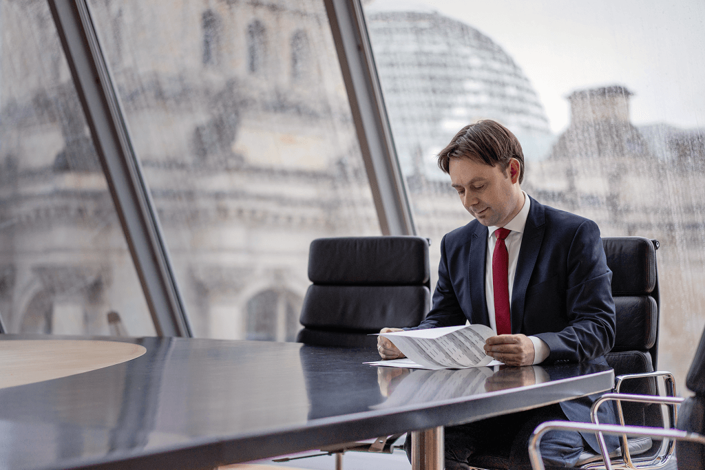 Jens Zimmermann_Portrait-am-Tisch